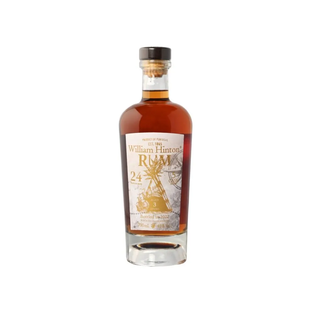 William Hilton 5 Cask Blend Madeira 3 Y.O. – flaske med Madeira-modnet rom

William Hilton Madeira rum 70 cl – elegant design og diskret label

5 Cask Blend Madeira 3 Y.O. 45% – premium rom fra William Hilton