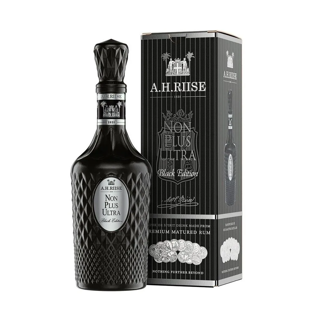 Flaske af A.H. Riise Non Plus Ultra Black Edition – mørk flaske med sort/guld label