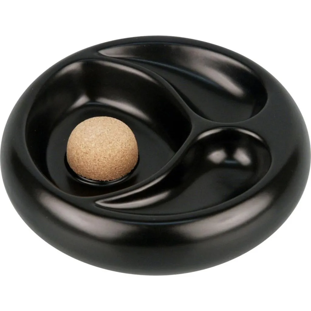 Sort mat keramik pibe-askebæger med to pipestativer og kork-knocker.