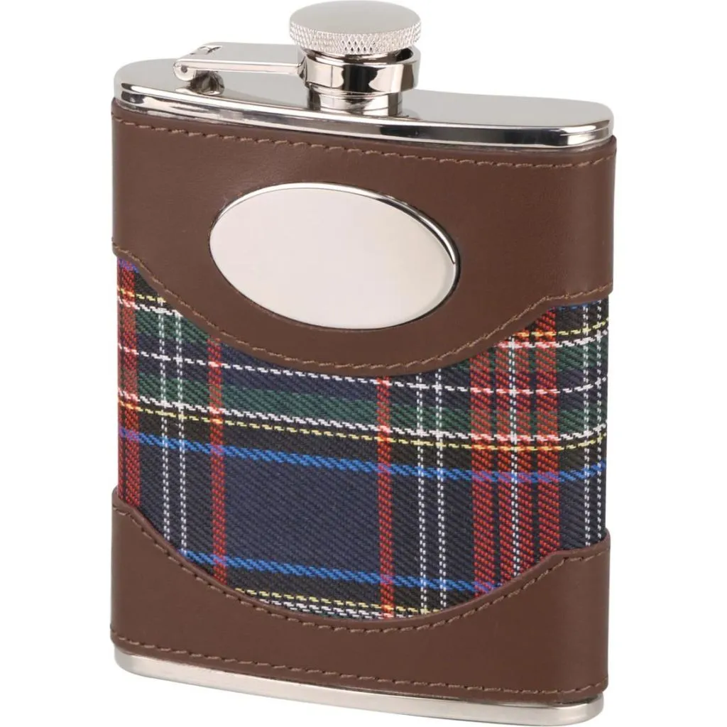 Rustfrit stål lommelærke 6 oz med brun læder og blå schottenkaro-mønster.