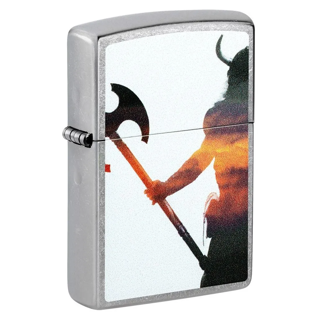 Zippo Viking lighter med vikinge-motiv på mat hvid metalfinish.