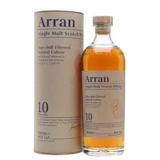 The Arran Malt 10 År 46% 70 cl – Isle of Arran single malt whisky

Alternative alt-tekster:

Arran 10 år Single Malt 46% vol. 70 cl – frugt & vanilje

Isle of Arran The Arran Malt 10 Years 46% – bourbon & sherry fade

The Arran Malt 10 Years Old 4