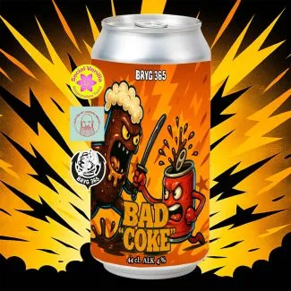 Dåse af Bad Coke Sour Beer fra Bryg365 med tegnet etikette, hvor en coladåse og en ølfigur kæmper på en orange baggrund.