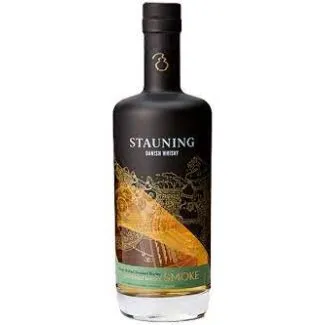 Stauning Whisky Smoke 47% 70 cl – dansk røget single malt whisky fra Stauning

Alternative alt-tekster:

Stauning Whisky Smoke 47% vol. 70 cl – røg & lyng fra Vestjylland

Dansk single malt Stauning “Smoke” 47% – vestjysk tørv og natur

Stauning S