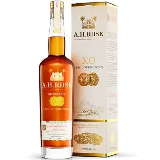 A.H. Riise 1888 Copenhagen Gold Medal romflaske – elegant jubilæumsudgave

Jubilæumsrom A.H. Riise 1888 Copenhagen – mørk flaske 70 cl

A.H. Riise 1888 Copenhagen Gold Medal 40% vol. – limited edition rom