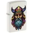 Zippo lighter med farverigt vikinge-motiv og metalhus.
