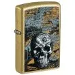 Zippo lighter med floral skull-motiv på metalkorpus.