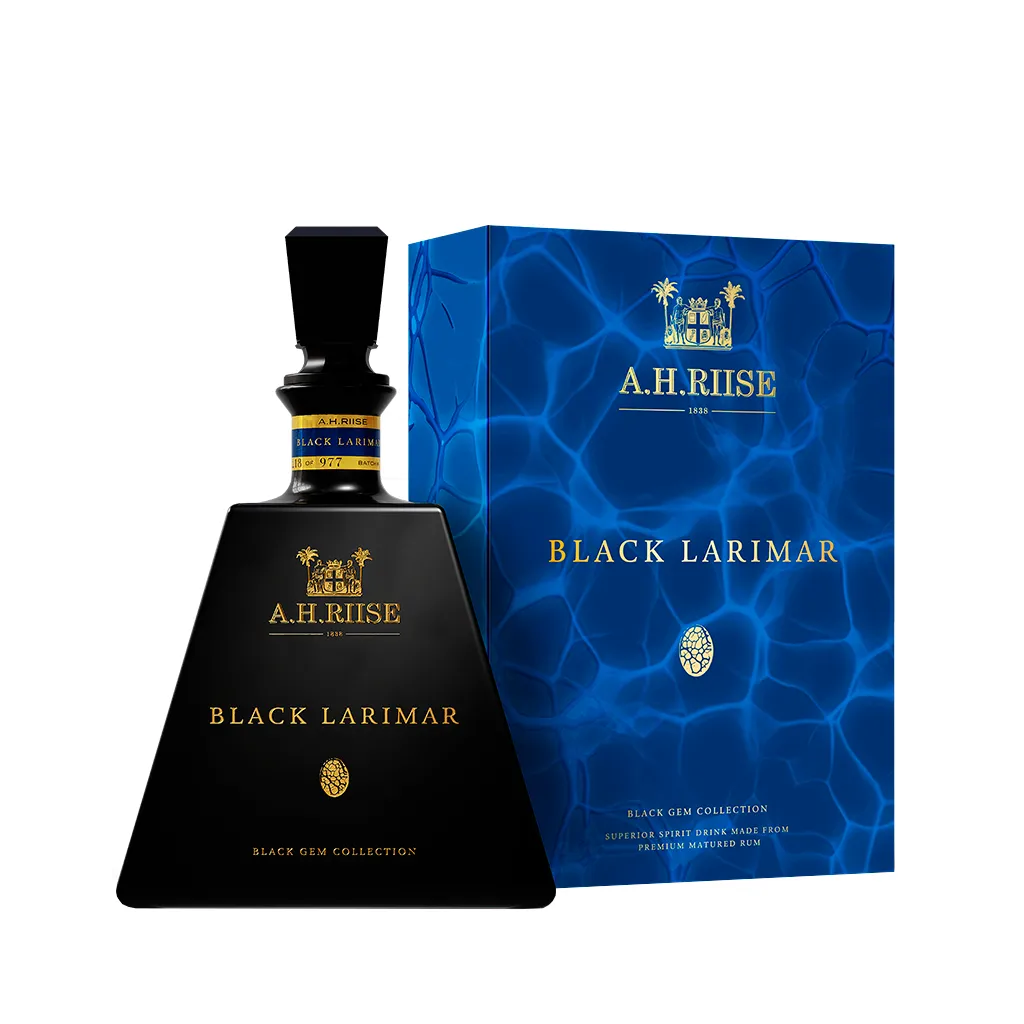 A.H. Riise Black Larimar Gem Collection – mørk, elegant limited edition romflaske

Elegant sort flaske fra Black Gem Collection med nummereret label

Limited edition Black Larimar 45,2% – eksklusiv romflaske i sort design