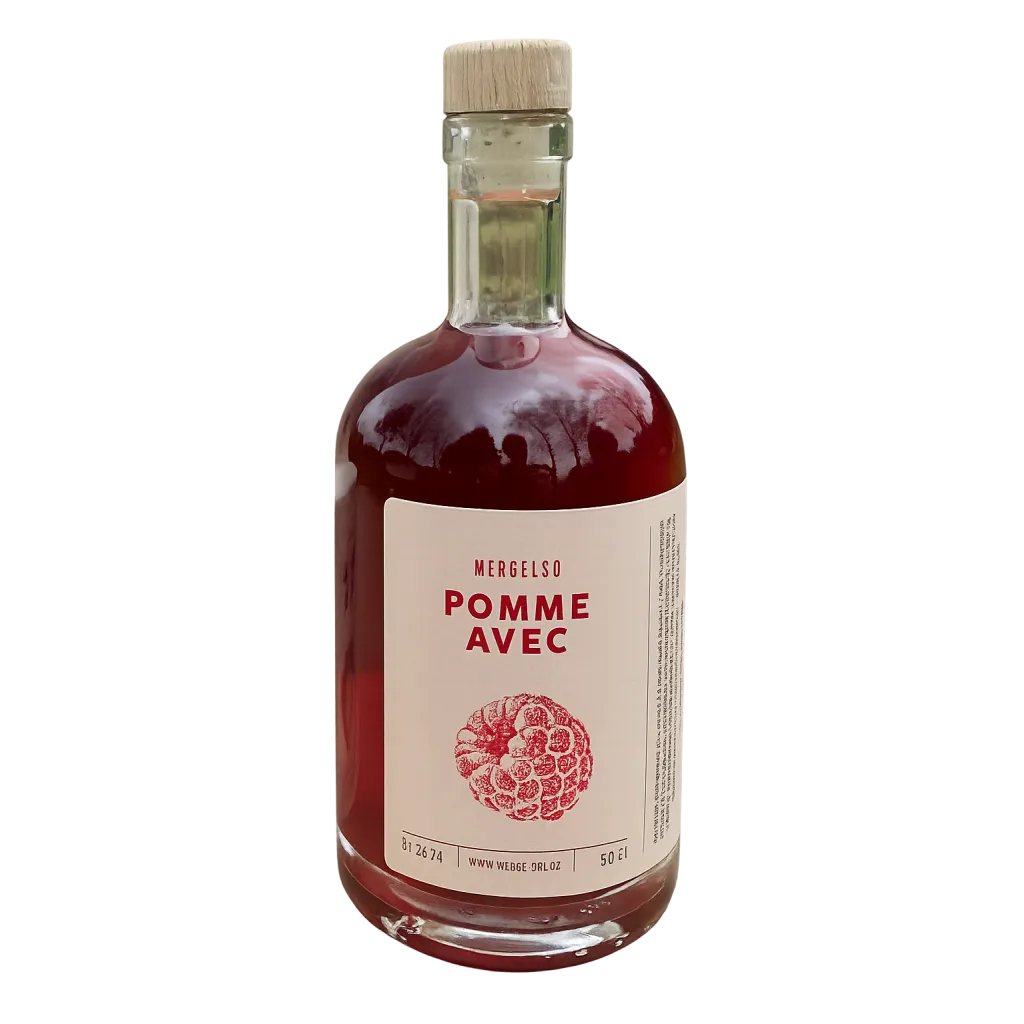 Flaske af Mergelsø Pomme Avec – Hindbær 2024 på 21% med dybrød farve og hindbærpræget etiket.