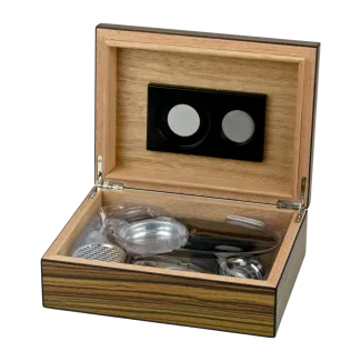 Humidor set med mat zebra finish til ca. 25 cigarrer med hygrometer, befugter, cutter og askebæger.