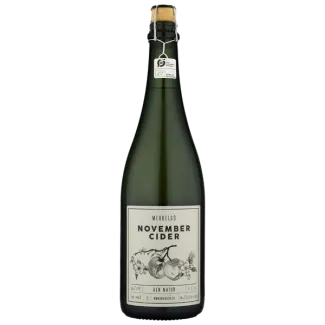 Flaske af Mergelsø November Cider 2024 med mørkegrøn flaske og elegant naturinspireret etiket.